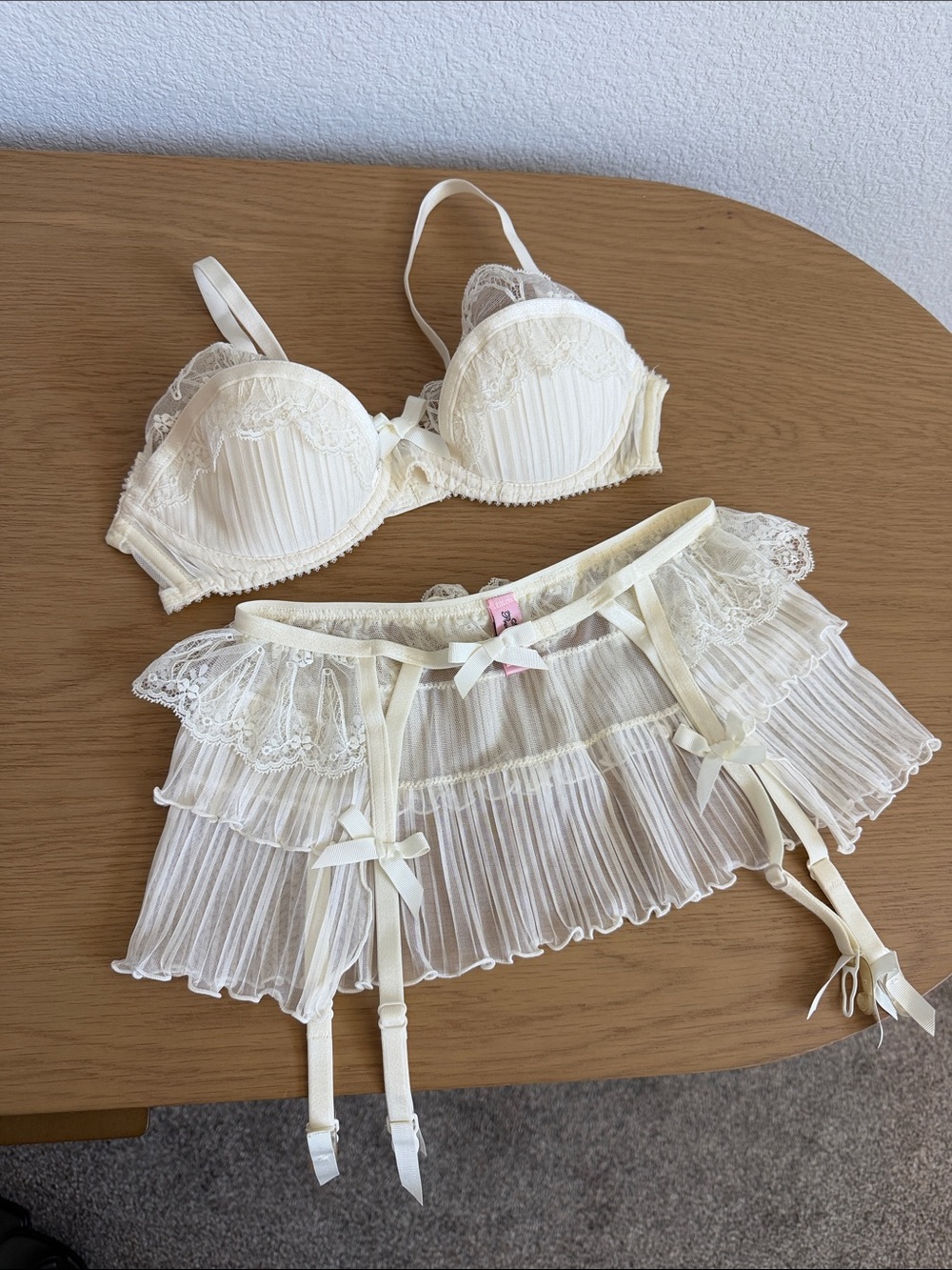 Agent Provocateur Lingerie Set Ivory Lace Pleated Bra & Garter Skirt Set 32D Bra